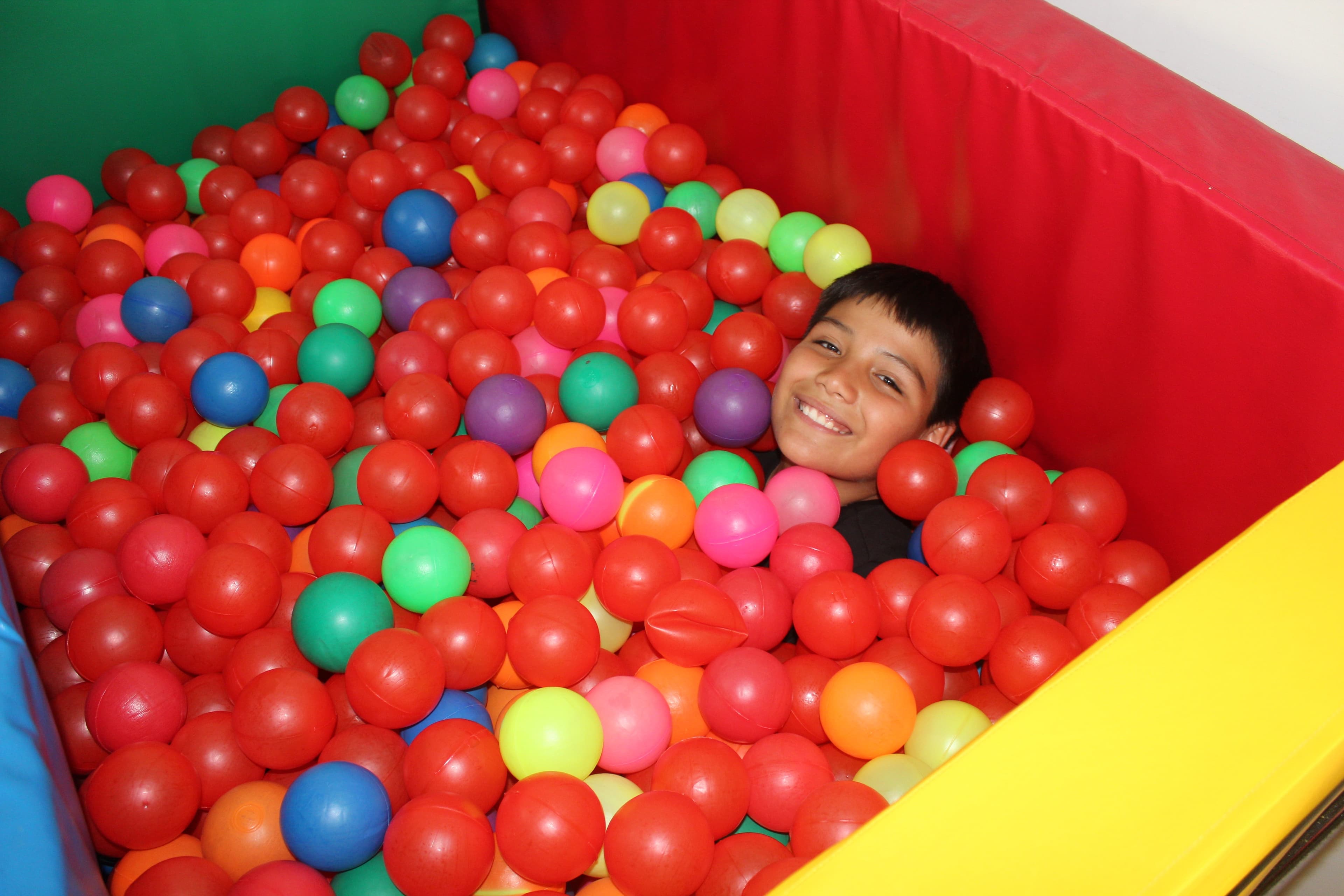 Niño y terapeuta en una sesión de terapia infantil